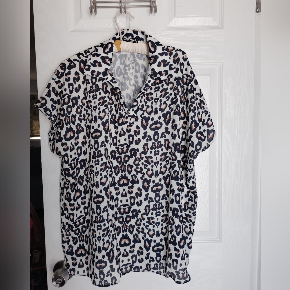 HEIMISH USA Animal Print Blouse Size Large Short Sleeve